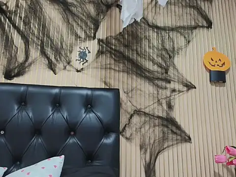 Snapshot of ysabel_sanchez4 chatting on 10-06-25, 10:21 ysabel sanchez4 online show from 10-06-25, 10:21