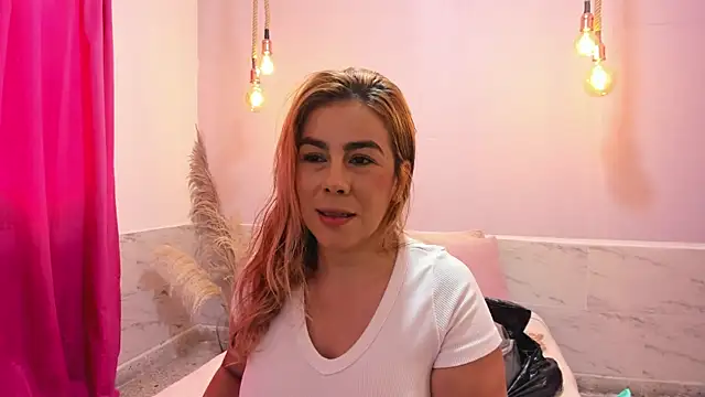 Snapshot of vannhesa chatting on 10-23-25, 04:38 vannhesa online show from 10-23-25, 04:38