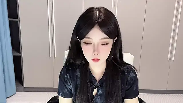 Snapshot of Q-ing chatting on 10-16-25, 04:15 Q-ing online show from 10-16-25, 04:15