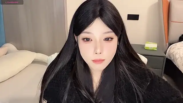 Snapshot of Q-ing chatting on 12-24-24, 06:17 Q-ing online show from 12-24-24, 06:17