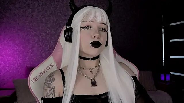 Snapshot of meowceline chatting on 06-18-26, 10:31 meowceline online show from 06-18-26, 10:31