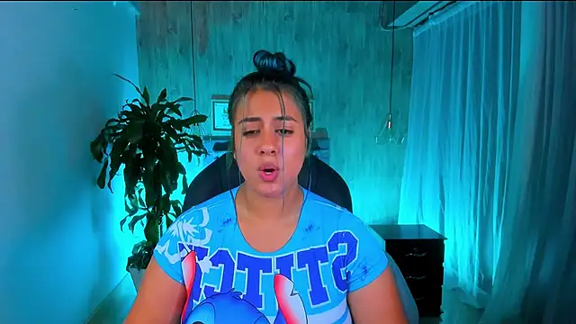 Snapshot of Xisu_ chatting on 02-02-25, 10:02 Xisu online show from 02-02-25, 10:02