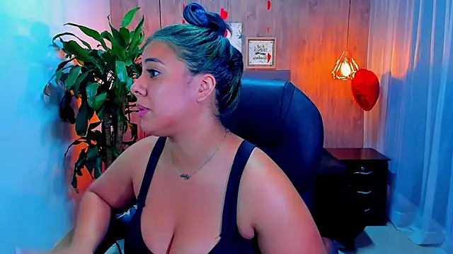 Snapshot of Xisu_ chatting on 02-14-25, 04:04 Xisu online show from 02-14-25, 04:04