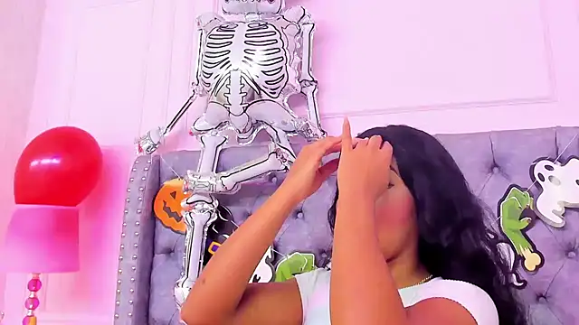 HaileeRoberts online show from 10-19-25, 01:14