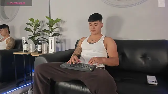 Cristopher strong online show from 04-25-26, 02:14