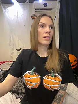 Snapshot of RachelBelI chatting on 10-19-25, 11:40 RachelBelI online show from 10-19-25, 11:40