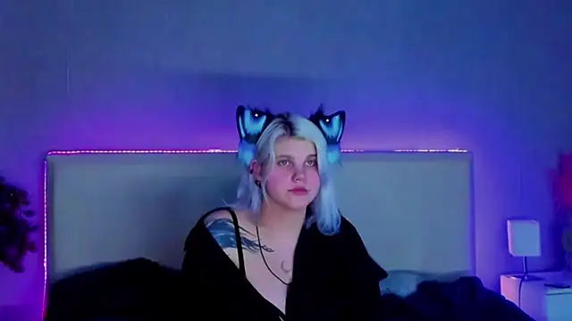 Snapshot of JoannLowe chatting on 03-03-25, 12:01 JoannLowe online show from 03-03-25, 12:01