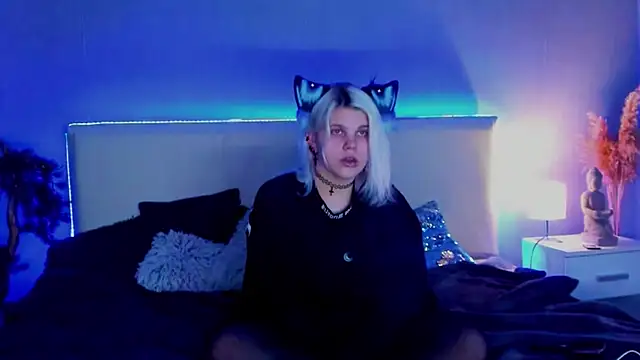 Snapshot of JoannLowe chatting on 03-19-25, 11:36 JoannLowe online show from 03-19-25, 11:36