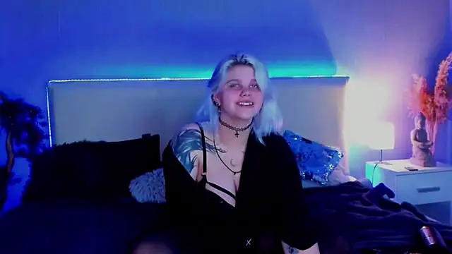 Snapshot of JoannLowe chatting on 03-13-25, 11:49 JoannLowe online show from 03-13-25, 11:49