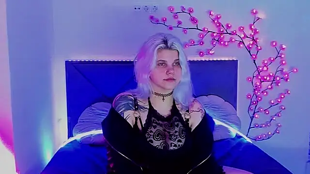 Snapshot of JoannLowe chatting on 05-14-26, 07:33 JoannLowe online show from 05-14-26, 07:33