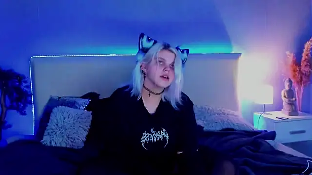 Snapshot of JoannLowe chatting on 03-15-25, 12:04 JoannLowe online show from 03-15-25, 12:04