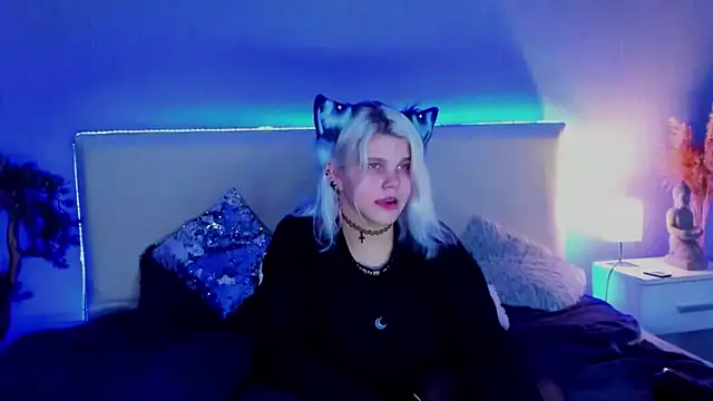 Snapshot of JoannLowe chatting on 03-10-25, 11:27 JoannLowe online show from 03-10-25, 11:27