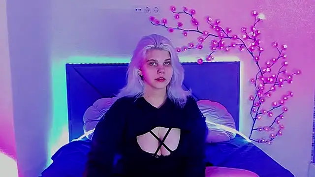 Snapshot of JoannLowe chatting on 06-15-26, 06:51 JoannLowe online show from 06-15-26, 06:51
