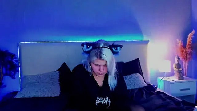 Snapshot of JoannLowe chatting on 03-17-25, 12:21 JoannLowe online show from 03-17-25, 12:21