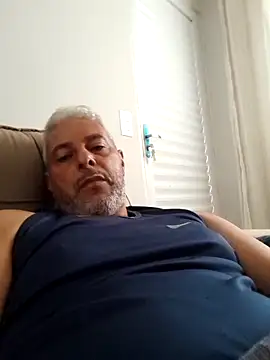 Snapshot of gordonunes chatting on 05-18-26, 01:05 gordonunes online show from 05-18-26, 01:05