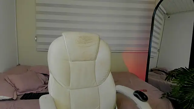 Catyloves online show from 12-16-25, 10:14