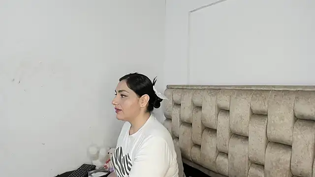 Snapshot of Sophia-Smith2 chatting on 06-06-26, 01:00 Sophia-Smith2 online show from 06-06-26, 01:00
