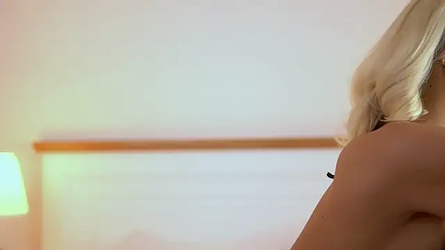 Snapshot of AdelineKing chatting on 07-19-26, 01:58 AdelineKing online show from 07-19-26, 01:58