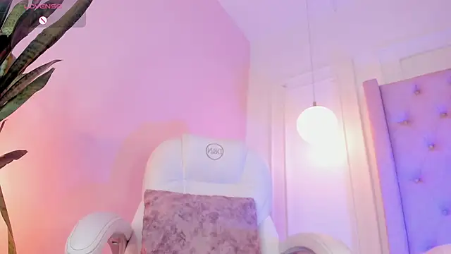 Lucy Vega online show from 12-18-25, 03:55