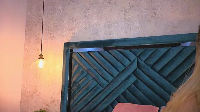 Lucy Vega online show from 10-05-25, 04:03