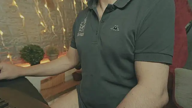 Snapshot of alex-volo chatting on 12-22-25, 03:23 alex-volo online show from 12-22-25, 03:23