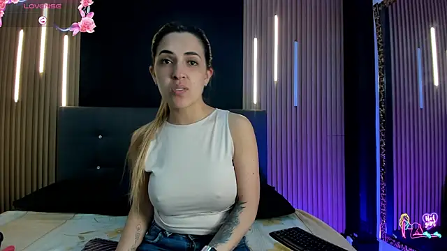 Snapshot of EvaaLovia1 chatting on 06-19-26, 01:39 EvaaLovia1 online show from 06-19-26, 01:39