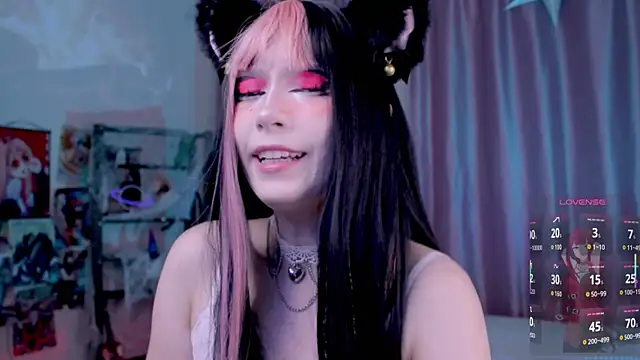 Snapshot of Carolina_Leep chatting on 10-18-25, 01:24 Carolina Leep online show from 10-18-25, 01:24