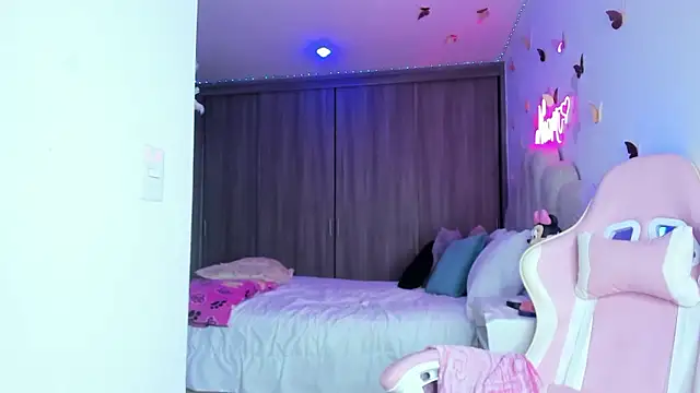 Snapshot of NaomiAsha chatting on 01-08-26, 11:22 NaomiAsha online show from 01-08-26, 11:22