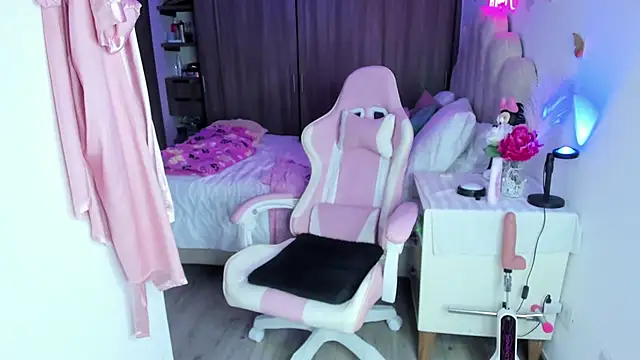 Snapshot of NaomiAsha chatting on 01-09-26, 11:33 NaomiAsha online show from 01-09-26, 11:33