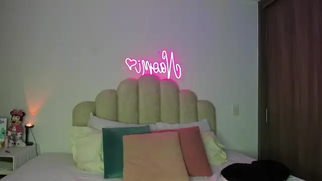 Snapshot of NaomiAsha chatting on 02-20-26, 08:22 NaomiAsha online show from 02-20-26, 08:22