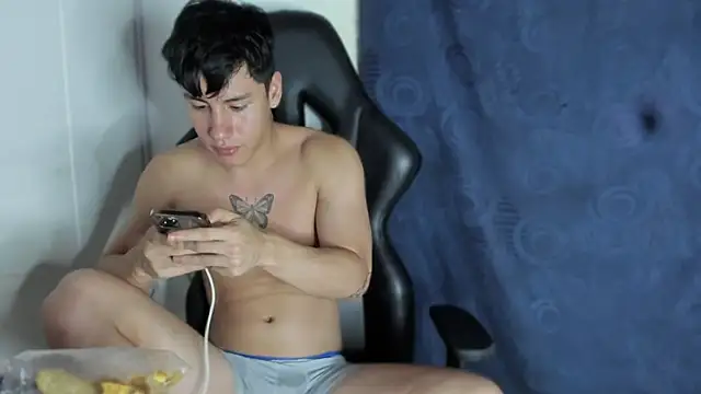 Snapshot of krizia7 chatting on 03-22-25, 12:49 krizia7 online show from 03-22-25, 12:49