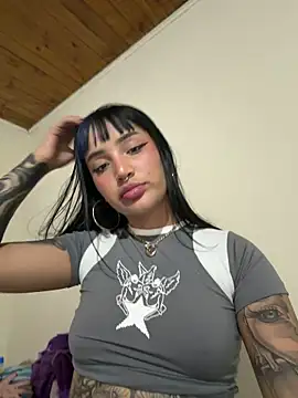 Snapshot of Sweet-bunny1 chatting on 04-26-26, 01:47 Sweet-bunny1 online show from 04-26-26, 01:47