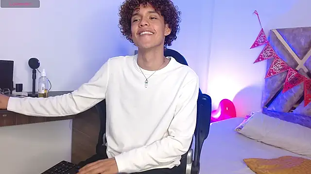 Snapshot of nickolas_moon chatting on 02-17-25, 09:00 nickolas moon online show from 02-17-25, 09:00