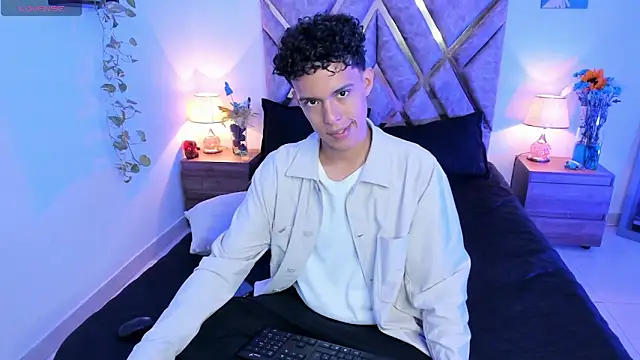 Snapshot of nickolas_moon chatting on 09-25-25, 02:12 nickolas moon online show from 09-25-25, 02:12