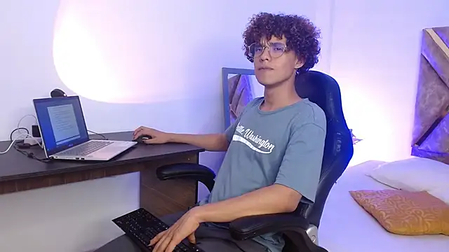 Snapshot of nickolas_moon chatting on 02-14-25, 12:19 nickolas moon online show from 02-14-25, 12:19