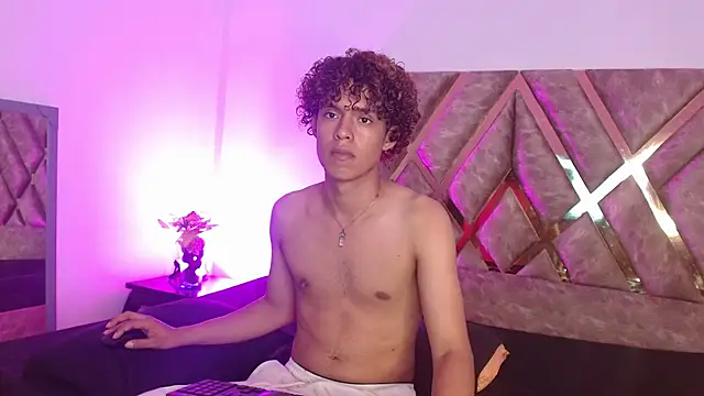 Snapshot of nickolas_moon chatting on 03-19-25, 10:53 nickolas moon online show from 03-19-25, 10:53