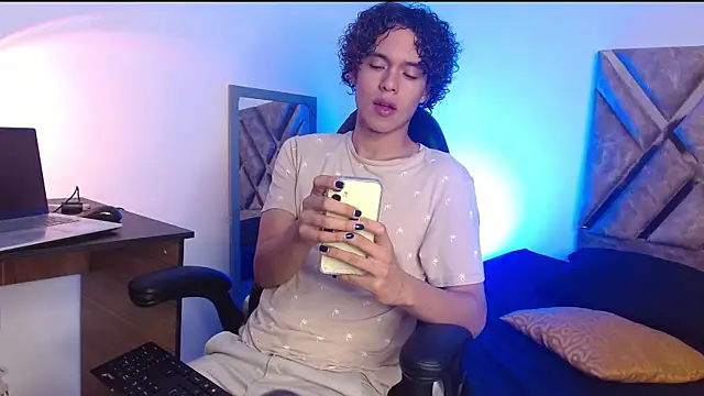 Snapshot of nickolas_moon chatting on 02-26-25, 03:43 nickolas moon online show from 02-26-25, 03:43