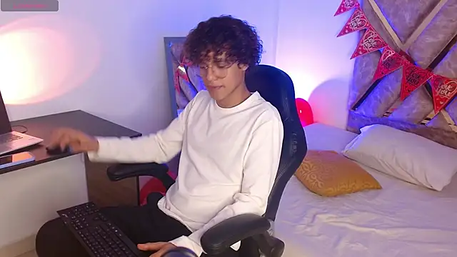 Snapshot of nickolas_moon chatting on 02-17-25, 02:49 nickolas moon online show from 02-17-25, 02:49