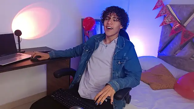 Snapshot of nickolas_moon chatting on 02-16-25, 07:16 nickolas moon online show from 02-16-25, 07:16