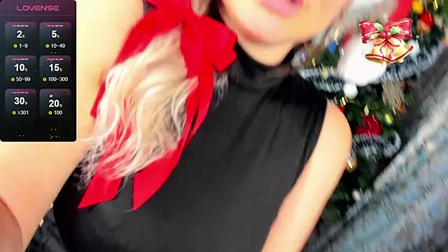 Snapshot of candy_queeen chatting on 12-26-24, 08:32 candy queeen online show from 12-26-24, 08:32