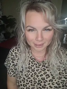 Snapshot of candy_queeen chatting on 05-24-26, 11:04 candy queeen online show from 05-24-26, 11:04