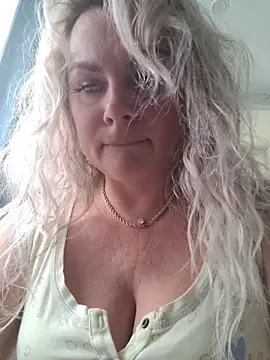 Snapshot of candy_queeen chatting on 05-30-26, 11:05 candy queeen online show from 05-30-26, 11:05