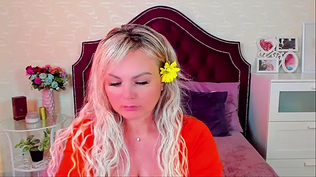 Snapshot of candy_queeen chatting on 03-22-25, 12:14 candy queeen online show from 03-22-25, 12:14