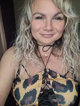 Snapshot of candy_queeen chatting on 06-03-26, 03:51 candy queeen online show from 06-03-26, 03:51