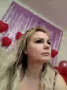 Snapshot of candy_queeen chatting on 02-14-25, 12:14 candy queeen online show from 02-14-25, 12:14