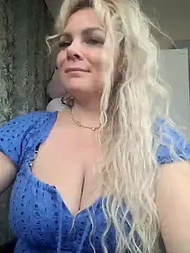 Snapshot of candy_queeen chatting on 02-22-25, 02:50 candy queeen online show from 02-22-25, 02:50