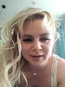 Snapshot of candy_queeen chatting on 02-26-25, 04:52 candy queeen online show from 02-26-25, 04:52