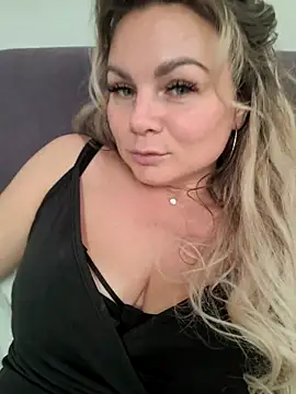 Snapshot of candy_queeen chatting on 10-12-25, 04:47 candy queeen online show from 10-12-25, 04:47
