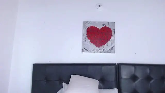 Snapshot of Amara_Red chatting on 10-29-25, 11:20 Amara Red online show from 10-29-25, 11:20