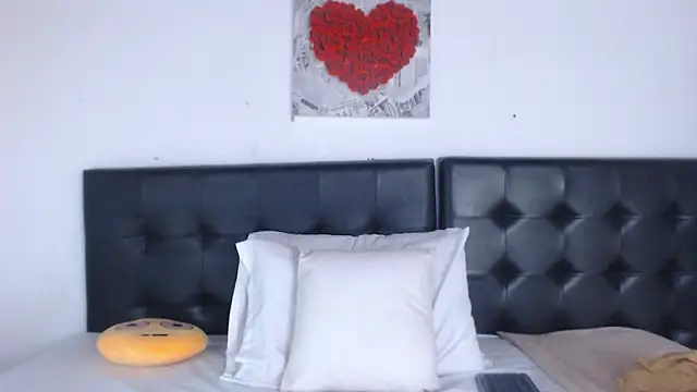 Snapshot of Amara_Red chatting on 11-12-25, 11:36 Amara Red online show from 11-12-25, 11:36